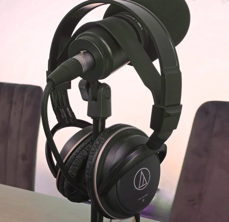 Micrófono y auriculares listos para grabar
