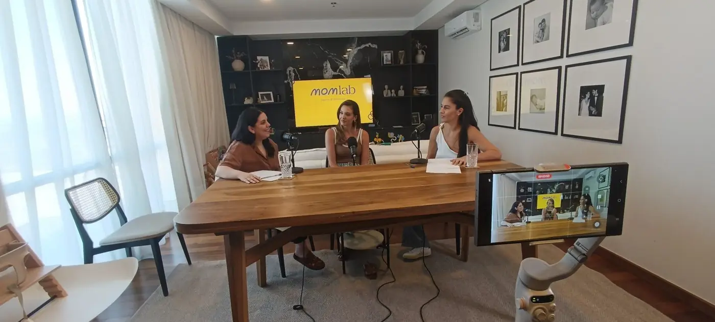 Set de grabación de un podcast con tres invitadas, cámara y monitor