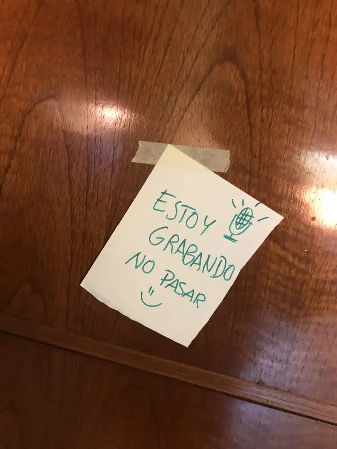 Cartel pegado en la puerta: Estoy grabando, no pasar