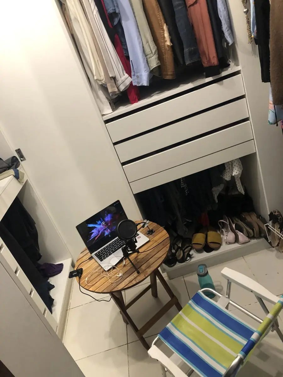 El rincón de grabación entre la ropa y los zapatos